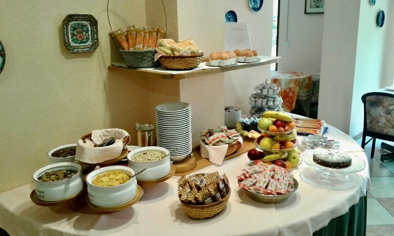 Hotel Alessandra Garda  2*, Garda (Verona)